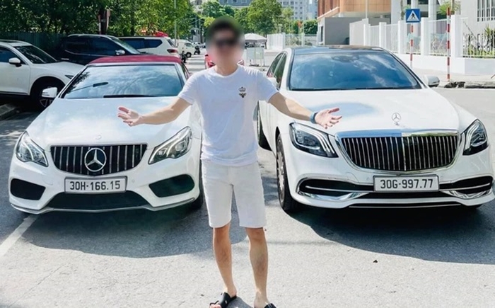 Hà Miên cùng 2 chiếc xe Mercedes-Benz đắt tiền của mình