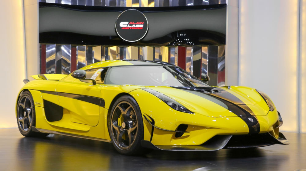 Chiếc xe Koenigsegg Regera màu vàng không có bộ áo đắt tiền như mẫu xe được bạn thân của vợ Hoàng Kim Khánh chia sẻ, bù lại, xe mang gói tùy chọn Ghost Package