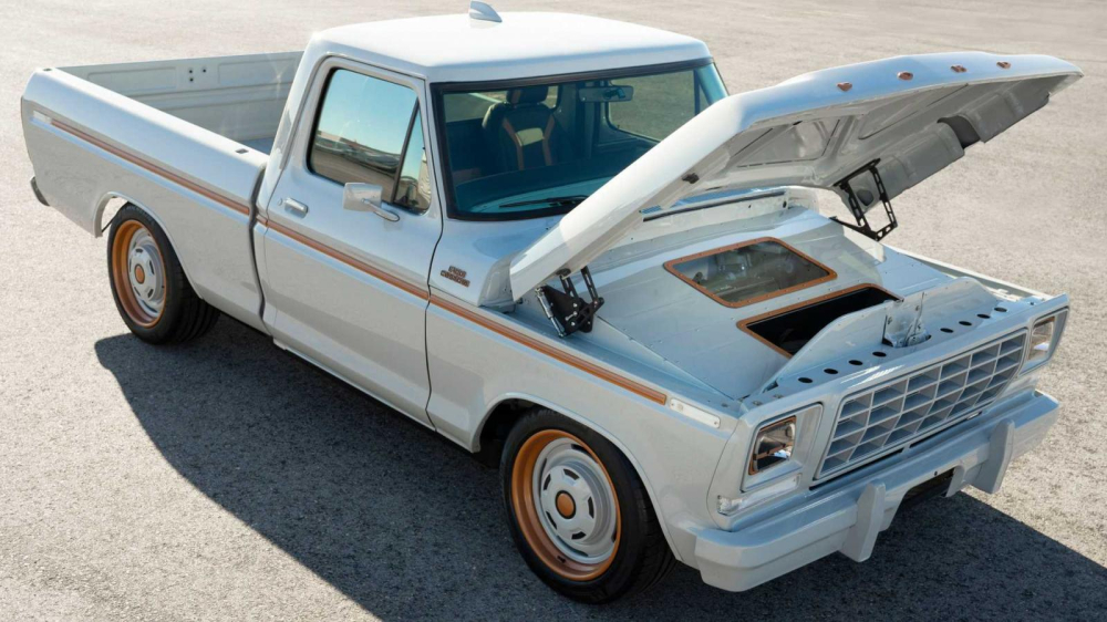 Ford F-100 Eluminator khi mở nắp capô