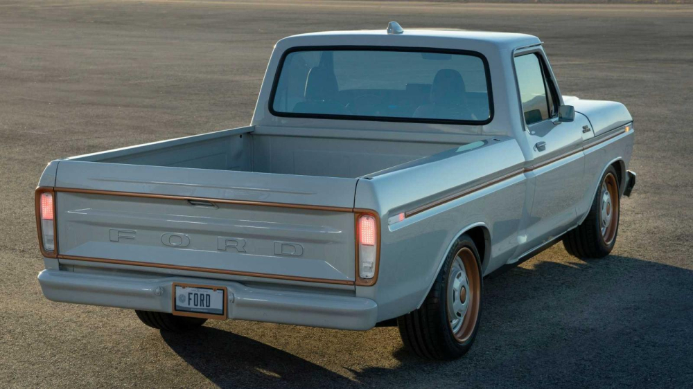 Phía sau của Ford F-100 Eluminator