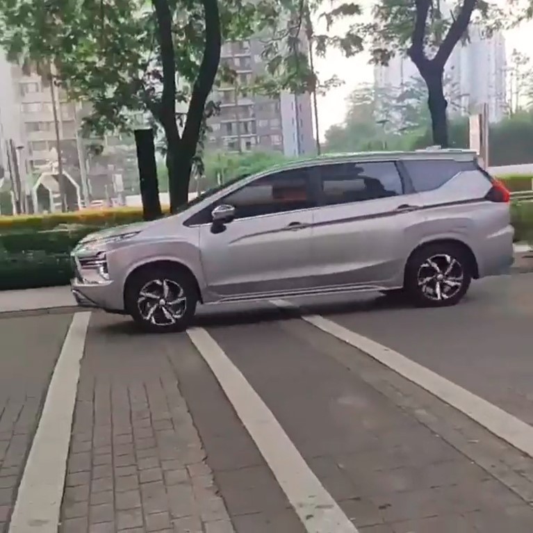Mitsubishi Xpander 2022 không thay đổi thiết kế bên sườn, trừ vành la-zăng