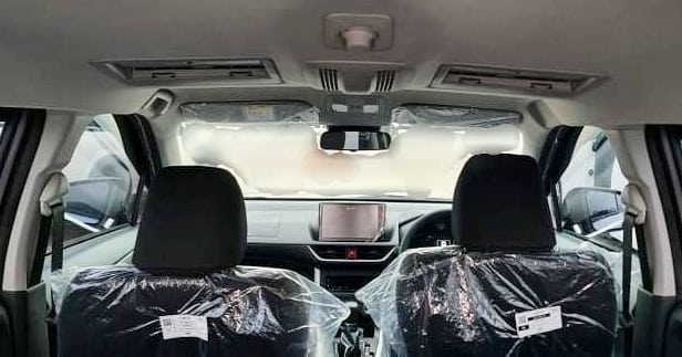 Toyota Avanza 2022 c&oacute; 2 cửa gi&oacute; điều h&ograve;a tr&ecirc;n trần xe, d&agrave;nh cho h&agrave;ng ghế sau