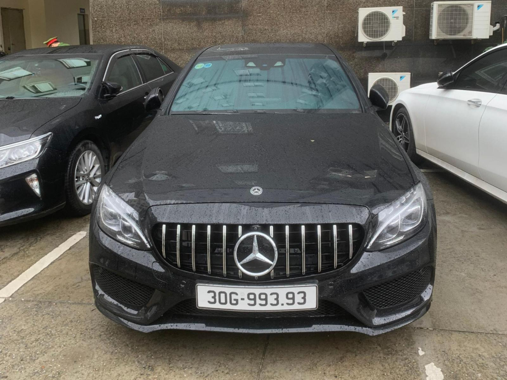 Một chiếc xe Mercedes-Benz mang biển đẹp của Hà Miên và các đối tượng, đỗ kế bên còn có 1 chiếc xe E300
