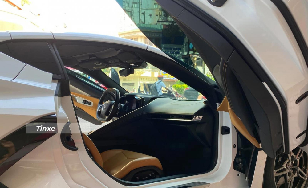 Độ cửa cánh bướm mang đến cảm giác ra vào khoang lái xe Chevrolet Corvette thế hệ thứ 8 khá chật Độ cửa cánh bướm mang đến cảm giác ra vào khoang lái xe Chevrolet Corvette thế hệ thứ 8 khá chật