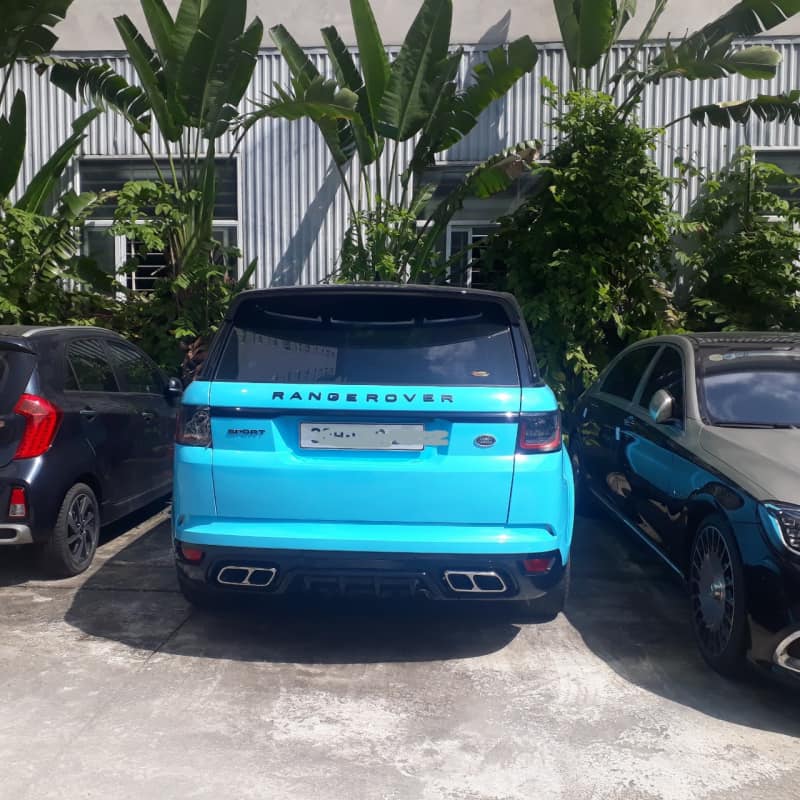 Một chiếc xe Range Rover Sport độ body kit của bản SVR