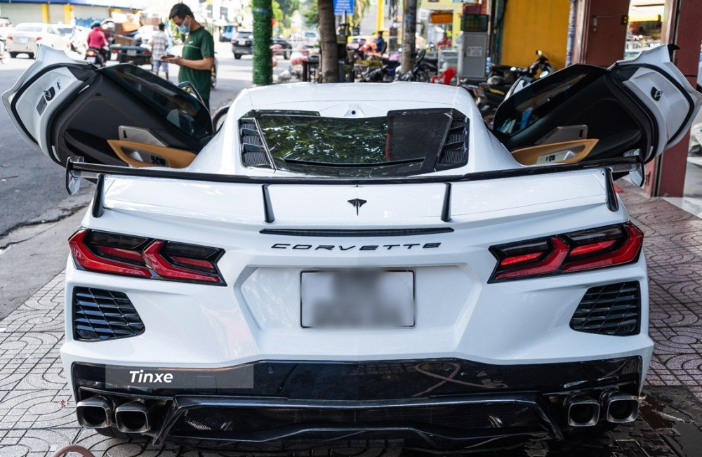 Chevrolet Corvette C8 phiên bản Stingray 2LT nhìn từ phía sau Chevrolet Corvette C8 phiên bản Stingray 2LT nhìn từ phía sau