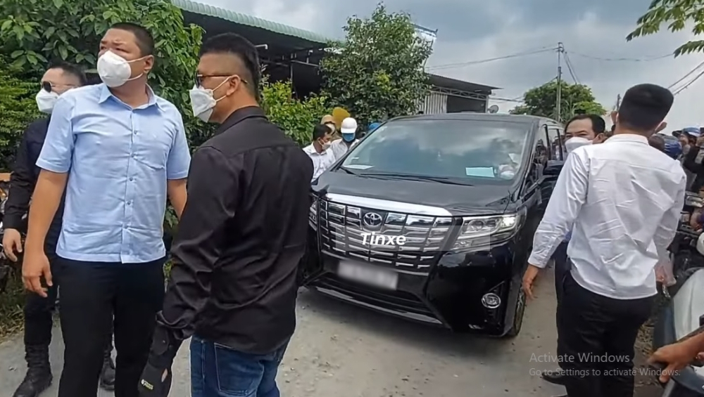 C&aacute;c vệ sĩ của b&agrave; Nguyễn Phương Hằng dẹp đường để chiếc xe Toyota Alphard c&oacute; thể di chuyển dễ d&agrave;ng