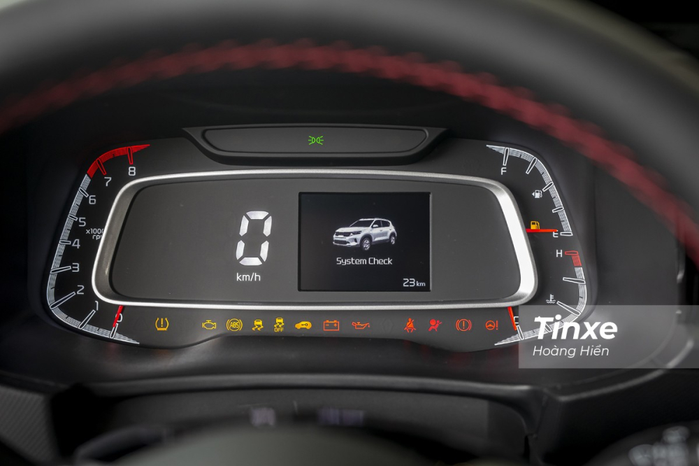 M&agrave;n h&igrave;nh th&ocirc;ng tin sau v&ocirc; lăng của Kia Sonet kh&ocirc;ng được ho&agrave;nh tr&aacute;ng bằng Toyota Raize.