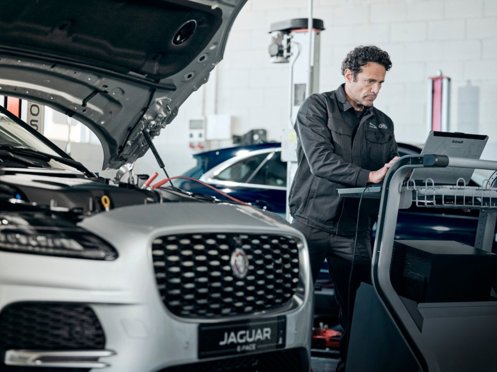 Chương trình ưu đãi của Jaguar và Land Rover Việt Nam tương đối thiết thực bởi sau một thời gian dài giãn cách, khách hàng có nhu cầu cao với việc bảo dưỡng, sửa chữa để đảm bảo vận hành trơn tru.