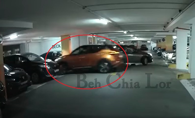 Chiếc Nissan Kicks phóng vọt lên, giành chỗ đỗ xe của chiếc Toyota Prius