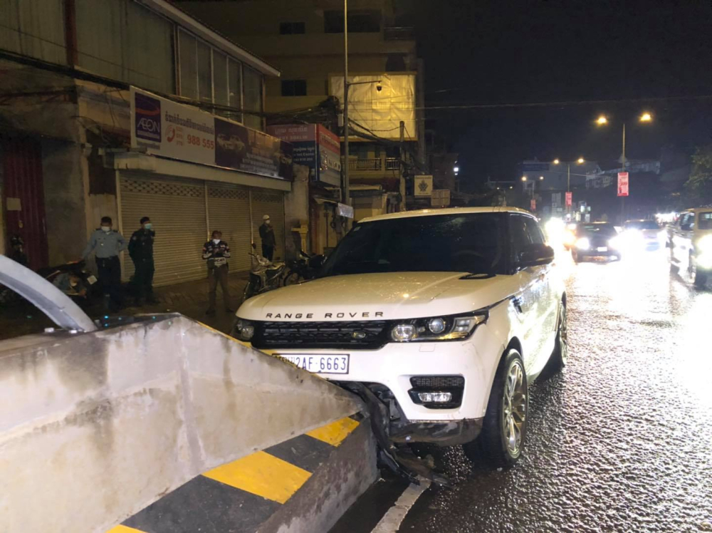 Chiếc xe chỉ bị bể cản va trước bằng nhựa 