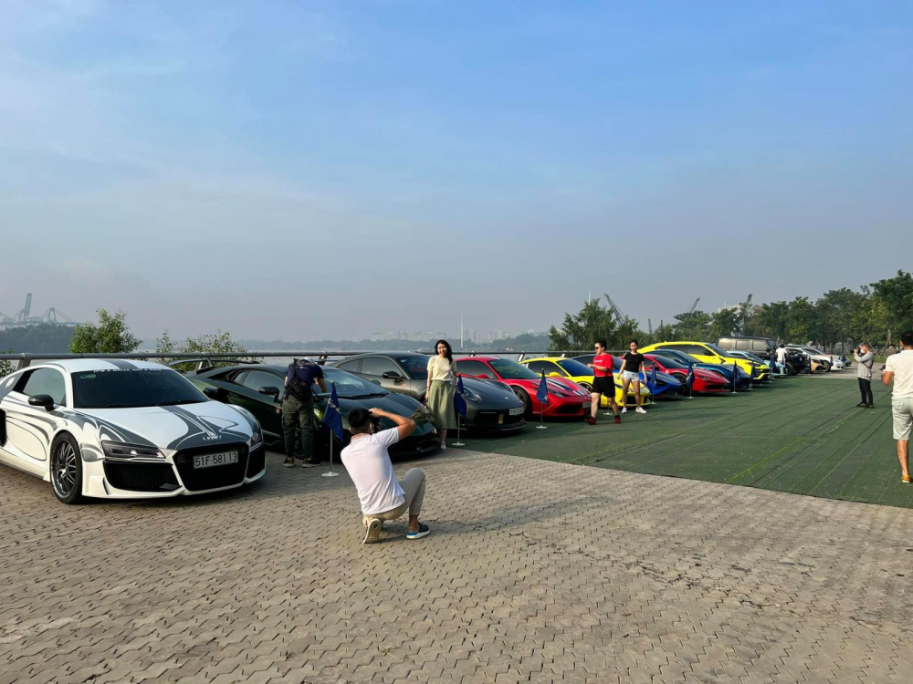 Đoàn siêu xe tập kết tại quận 2, nổi bật trong đoàn có Lamborghini Aventador SVJ (thứ 2 từ trái sang), McLaren 765LT đỗ cạnh Ferrari SF90 Stradale