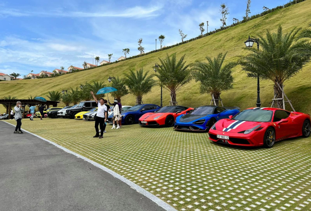 Bộ 3 Ferrari 488 GTB, McLaren 765LT và Ferrari 458 Speciale