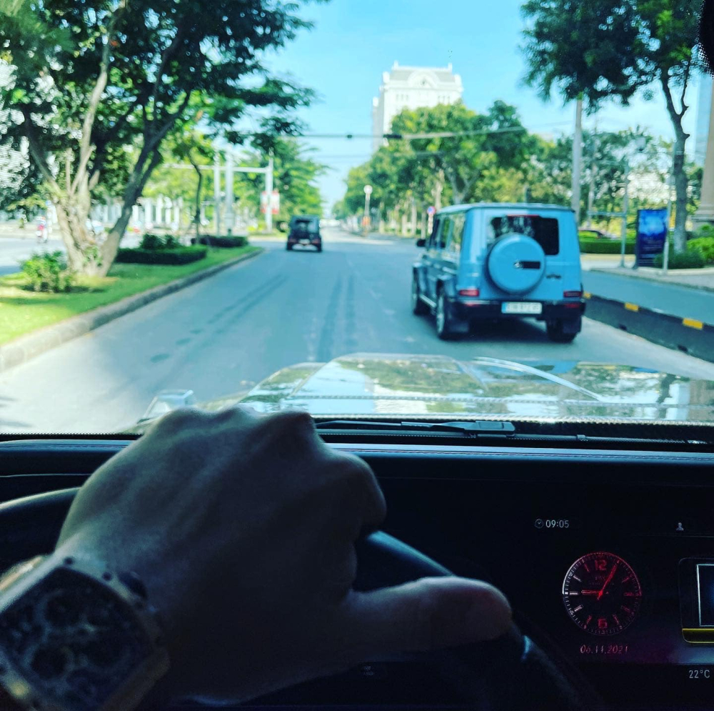 Cường Đ&ocirc;-la chạy xe Mercedes-AMG G63 ngay trước Minh Nhựa