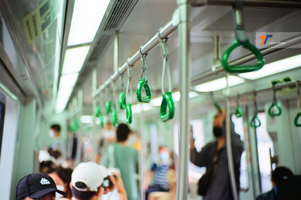 Phía bên trong, tàu điện Cát Linh – Hà đông được thiết kế đầy đủ chỗ ngồi cho cả người khuyến tật, cùng với đó là các tay nắm cũng như thanh nắm phục vụ cho khách hàng đứng trong giờ cao điểm.