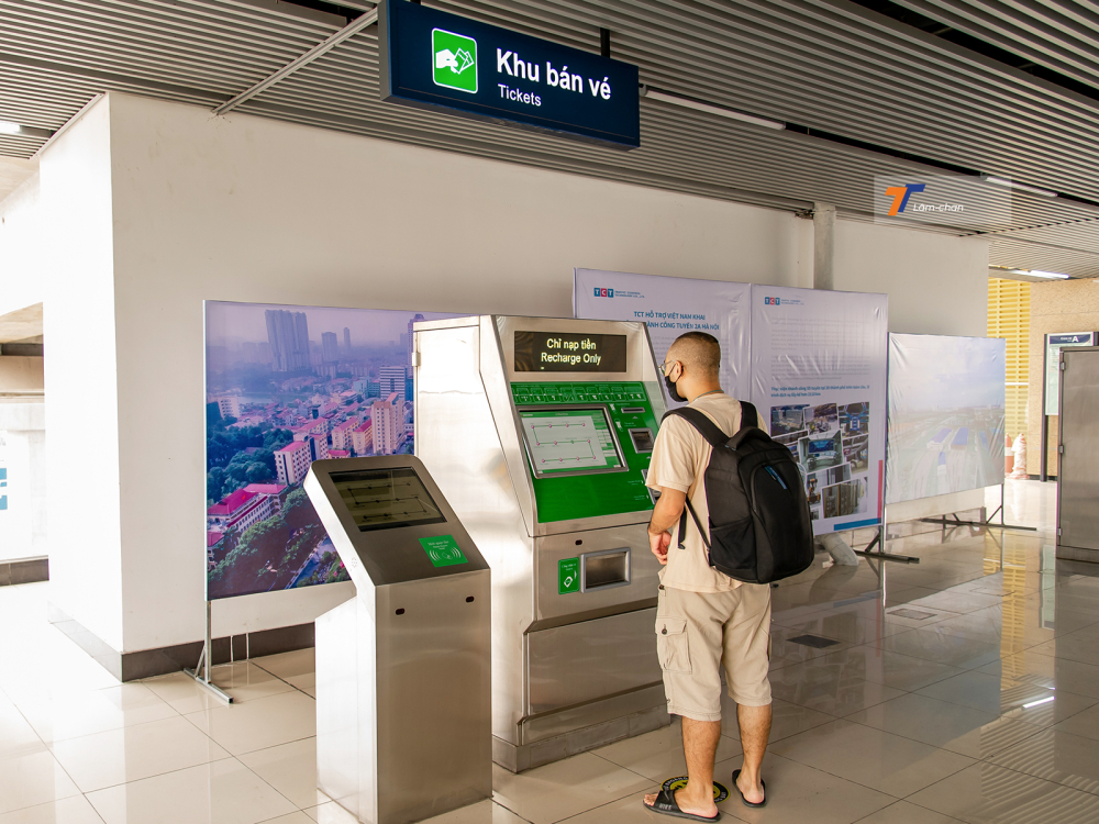 Khu vực bán vé tại nhà ga tàu điện trên cao có cả máy bán vé tự động, người dùng có thể lựa chọn chặng muốn di chuyển.