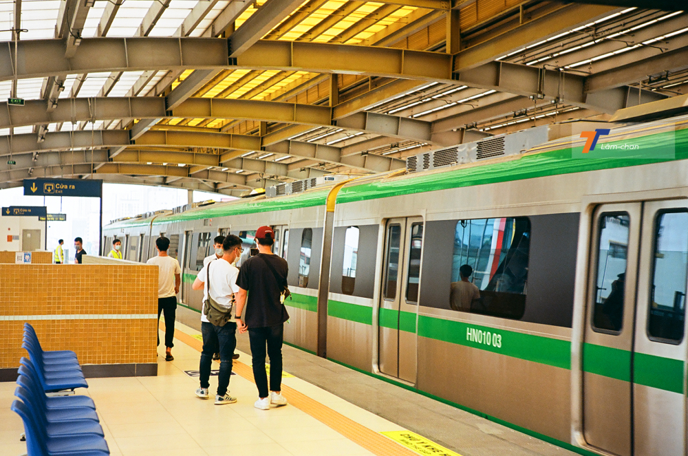 Khu vực chờ tàu đến được có vạch ngăn cách rõ ràng và đồng thời cũng có nhiều nhân viên được bố trí để nhắc nhở, đảm bảo an toàn cho người đi tàu.
