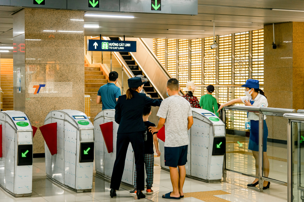 Người dân được hướng dẫn quẹt thẻ tại cổng ra vào cửa kiểm soát tự động trước khi lên khu vực chính.