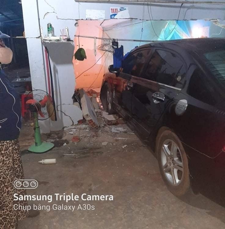 Chiếc &ocirc; t&ocirc; Honda t&ocirc;ng thủng tường của nh&agrave; nghỉ