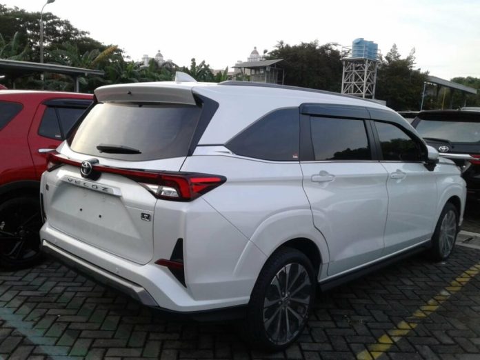 Toyota Veloz 2022 nhìn từ bên sườn Toyota Veloz 2022 nhìn từ bên sườn