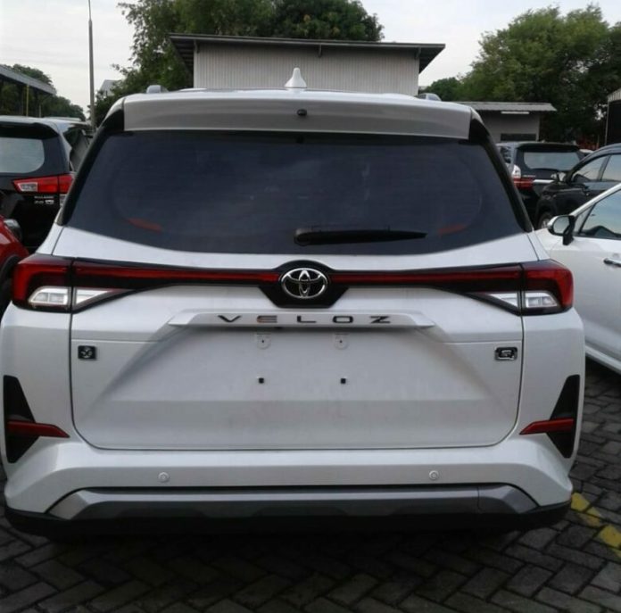Toyota Veloz 2022 nhìn từ đằng sau Toyota Veloz 2022 nhìn từ đằng sau