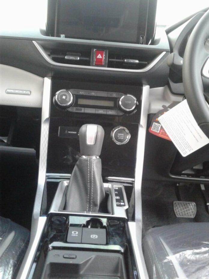 Màn hình trung tâm và màn hình của hệ thống điều hòa trong Toyota Veloz 2022 Màn hình trung tâm và màn hình của hệ thống điều hòa trong Toyota Veloz 2022