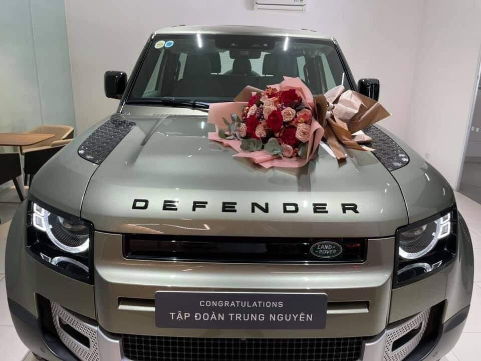 Bức ảnh hiếm hoi b&agrave;n giao xe Land Rover Defender ch&iacute;nh h&atilde;ng cho tập đo&agrave;n Trung Nguy&ecirc;n của &ocirc;ng Đặng L&ecirc; Nguy&ecirc;n Vũ