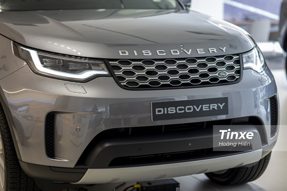 Lưới tản nhiệt của Land Rover Discovery 2021 được làm dạng đơn, liền mạch cùng với các hoạt tiết mềm mại và tinh tế.