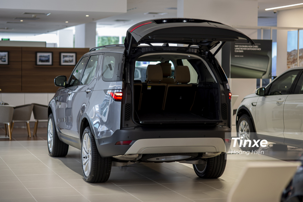 Cốp sau của Land Rover Discovery 2021 có thể đóng mở tự động hoàn toàn.