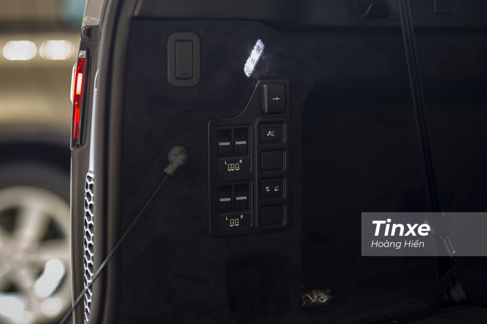Land Rover Discovery 2021 hỗ trợ nâng hạ hàng ghế bằng điều khiển điện, ngoài ra người lái có thể tuỳ chỉnh chiều cao xe từ phía sau để thuận tiện cho việc sử dụng, vận chuyển hàng hoá.