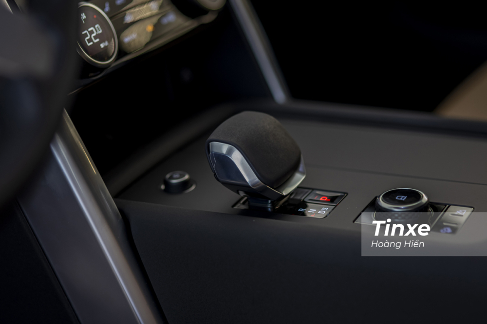Cần số điện tử mới trên Land Rover Discovery 2021 thuận tiện cho quá trình sử dụng.