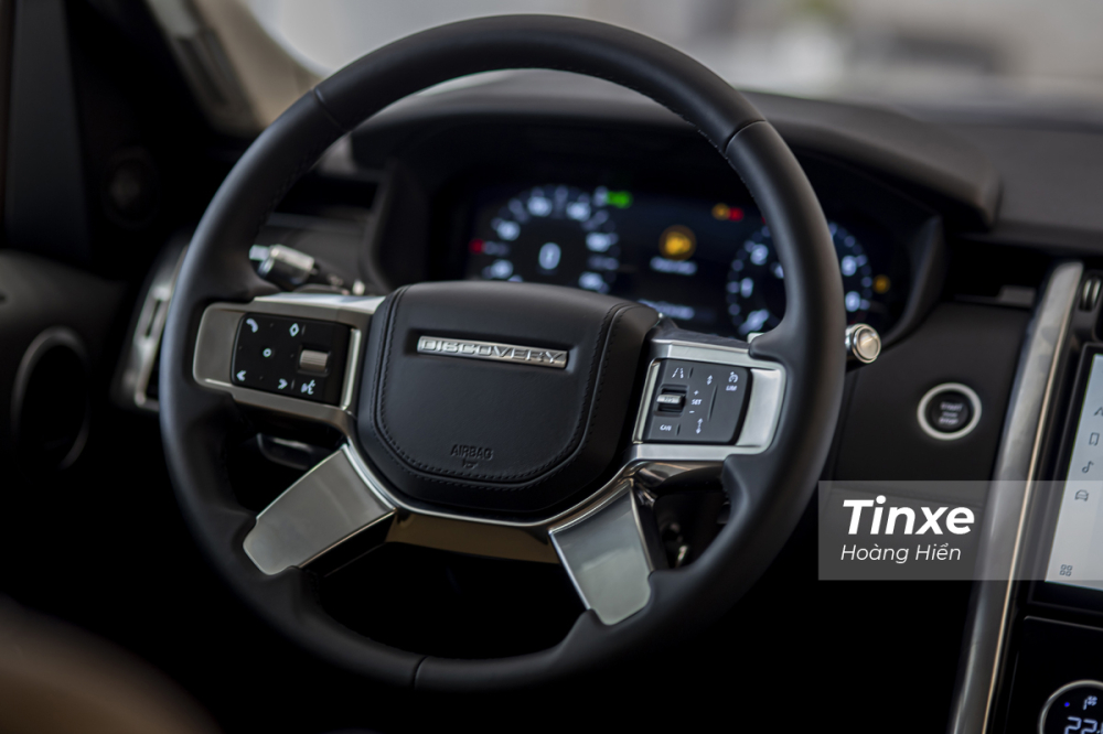 Ở vị trí người lái là vô-lăng 4 chấu với thiết kế mới theo xu thế hiện nay của Land Rover cùng hàng loạt nút bấm.