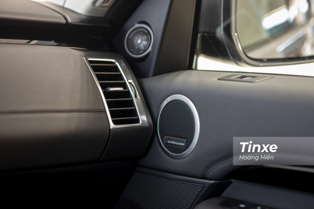 Để hỗ trợ giải trí, Land Rover Discovery cũng được trang bị dàn âm thanh cao cấp Meridian Surround lên tới 15 loa công suất 700W