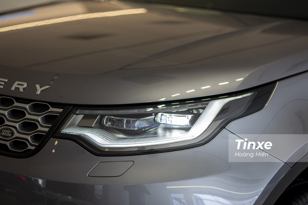 Trước tiên, dải đèn LED định vị ban ngày của xe đã được tái thiết kế lại liền mạch hơn.