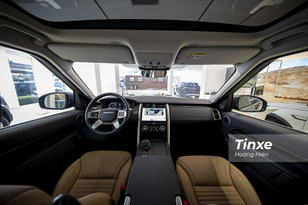 Không gian nội thất bên trong Land Rover Discovery 2021 có một sự thay đổi lớn với những tiện nghi hiện đại mới.