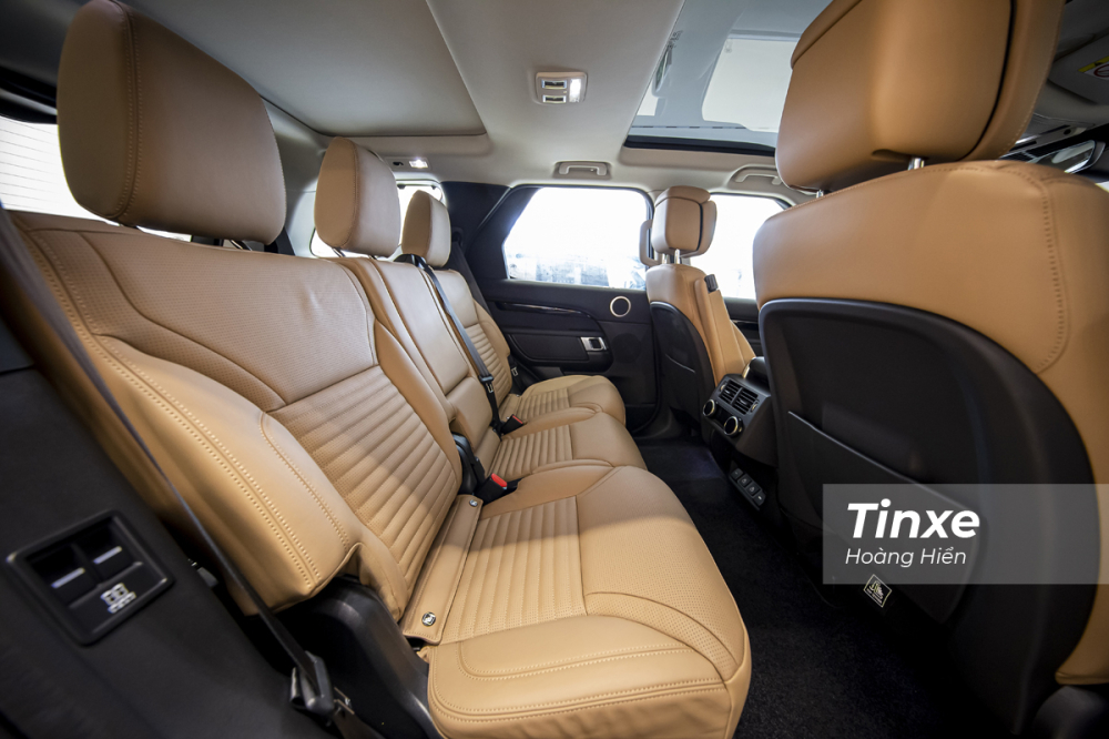 Hàng ghế thứ 2 của Land Rover Discovery 2021 khá rộng rãi và thoải mái với cửa sổ trời 2 vùng, khoảng chân rộng, khoảng trần thoáng và ghế có độ ngả rất phù hợp.