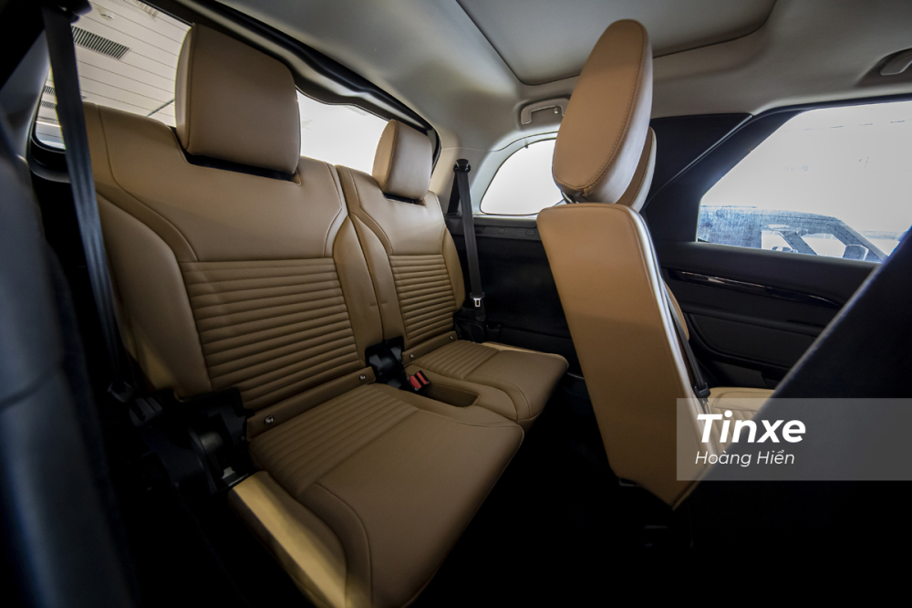 Hàng ghế thứ 3 chưa thực sự thoải mái lắm trên Land Rover Discovery 2021 nhưng có cửa sổ trời là một điểm cộng.