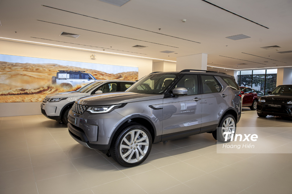 Với những tính năng hỗ trợ vượt địa hình, Land Rover Discovery cho thấy mình là một mẫu SUV thực thụ với sức mạnh không thể bàn cãi cũng những nâng cấp về tiện nghi, an toàn bên trong.