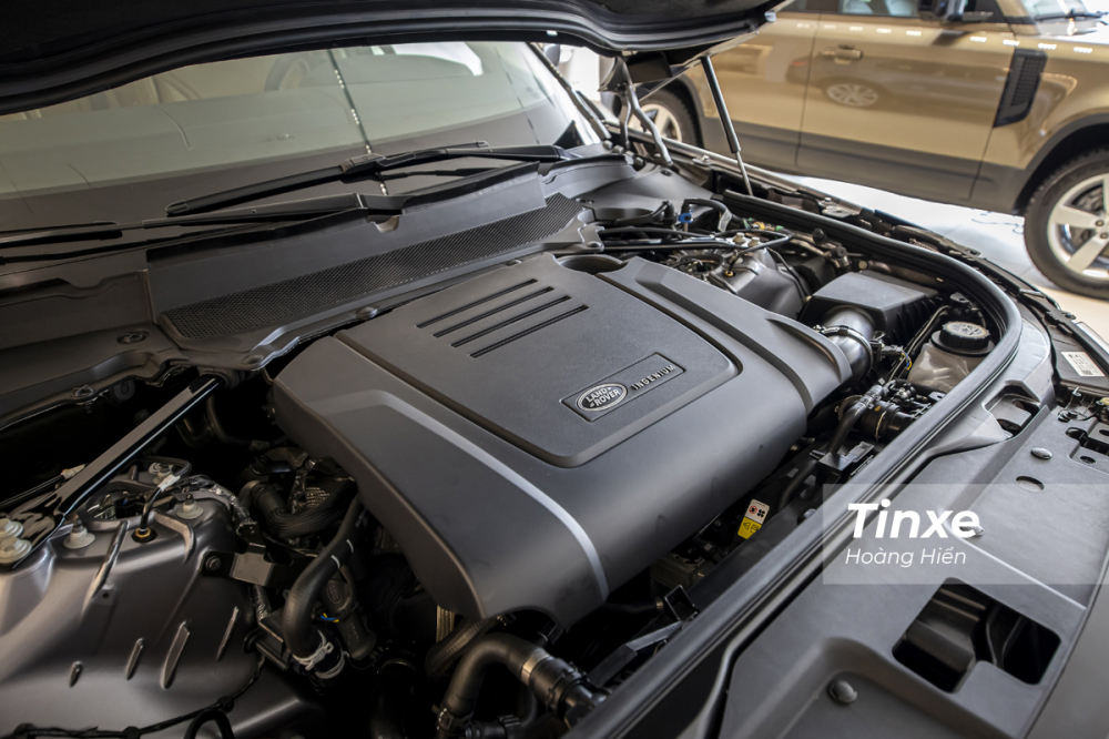 Tại Việt Nam, Land Rover Discovery 2021 có 2 phiên bản động cơ là máy xăng Ingenium 2.0L tăng áp kép và 3.0L Mild-Hybrid