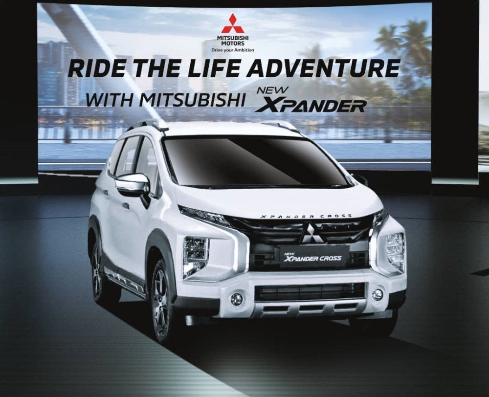 Đầu xe của Mitsubishi Xpander Cross 2022 giữ nguyên, chỉ thêm tem chữ nổi trên nắp ca-pô