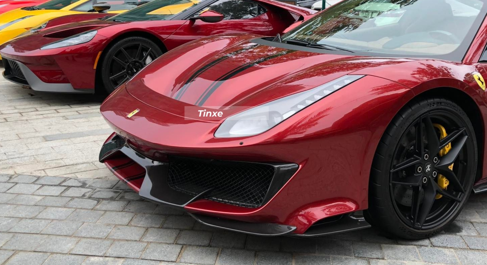  Xe mang m&agrave;u sơn đỏ Rosso Fiorano