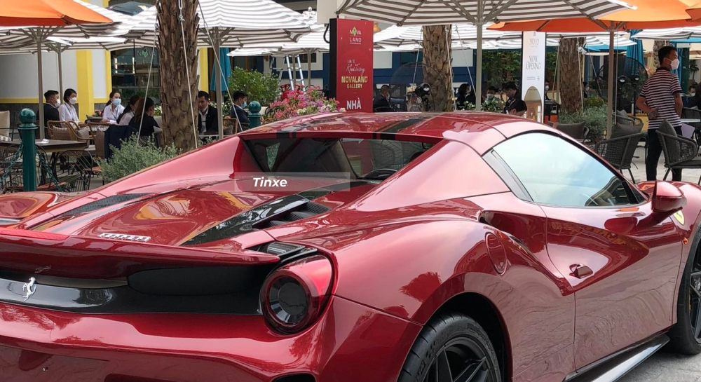 Xe c&oacute; mui xếp cứng v&agrave; sọc đen Nero Daytona chạy từ trước ra sau xe