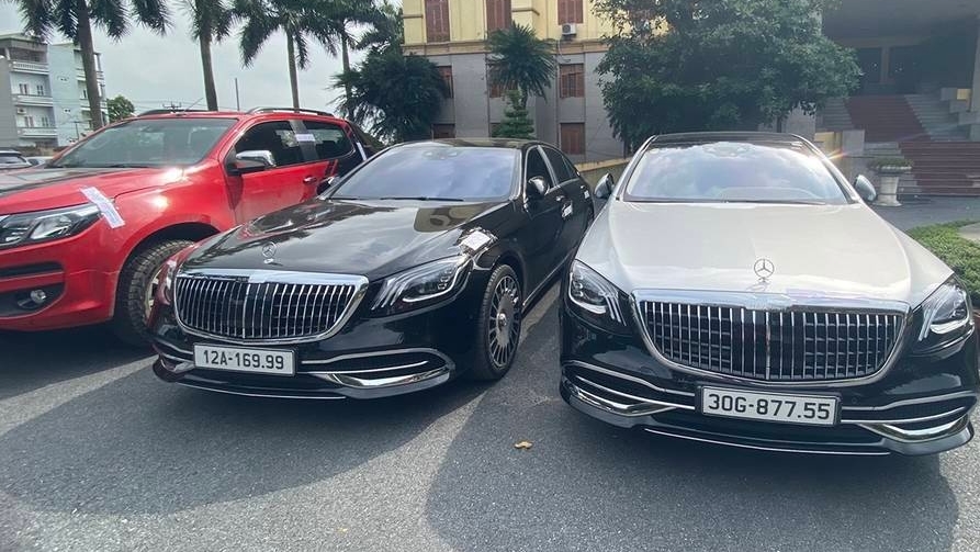 2 chiếc xe sang của Mercedes với xe bên phải là Mercedes-Maybach S-Class hàng xịn và bên trái là một chiếc xe Mercedes-Benz S450 độ lên bản Maybach