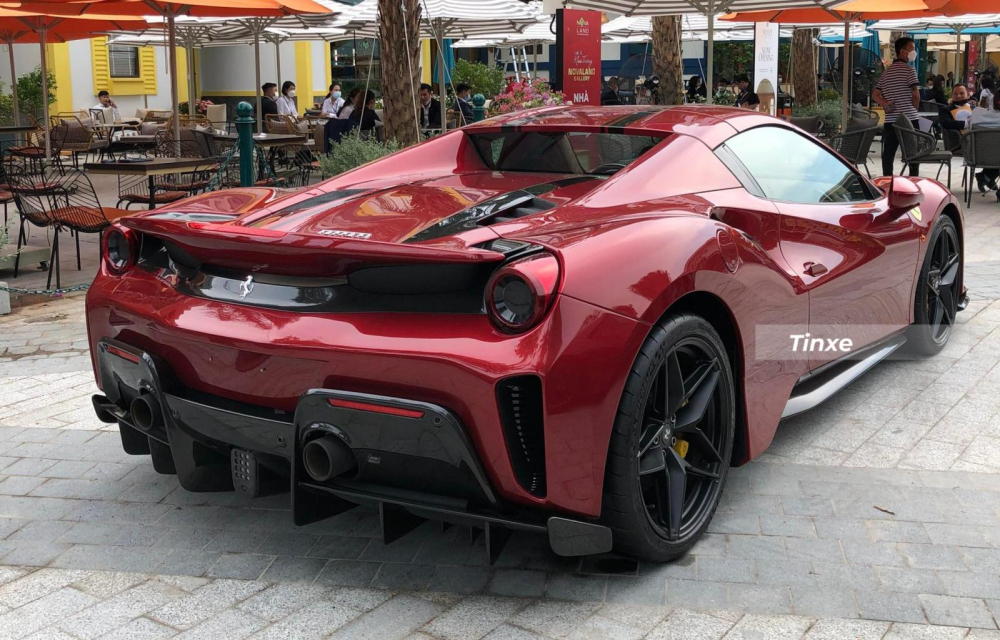 Đ&acirc;y l&agrave; 1 trong 2 chiếc Ferrari 488 Pista Spider tại Việt Nam