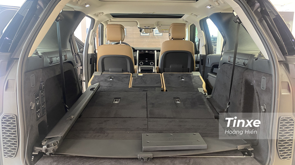 Nếu gập cả 2 hàng ghế sau thì thể tích khoang hành lý của Land Rover Discovery có thể lên tới 2.391 lít.