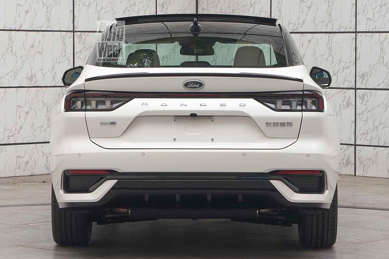 Thiết kế đằng sau của Ford Mondeo 2022 bản ST-Line cũng thể thao hơn