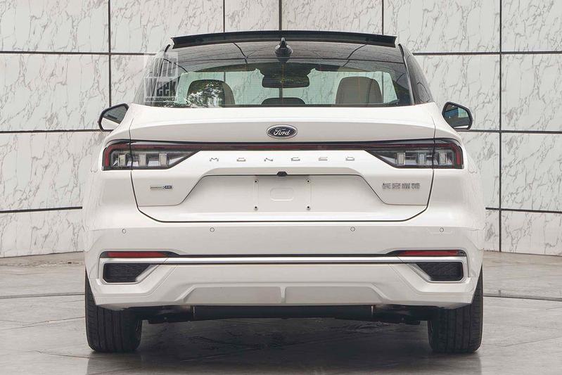 Ford Mondeo 2022 nhìn từ đằng sau