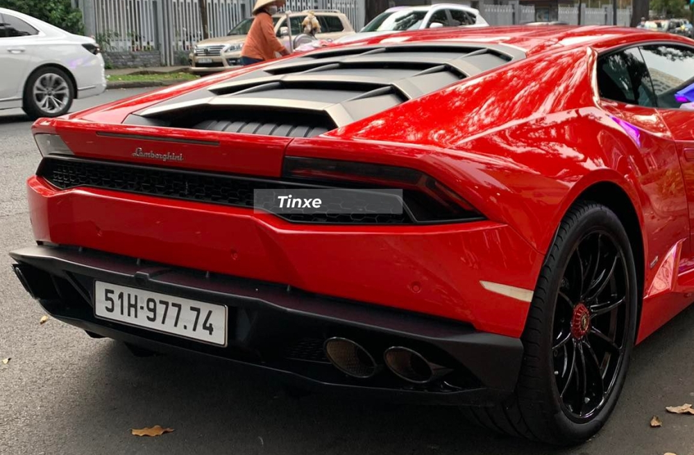 Chủ nhân của siêu xe Lamborghini Huracan LP610-4 này còn mua Porsche Taycan Turbo tặng vợ và Rolls-Royce Cullinan chính hãng đi cho trẻ