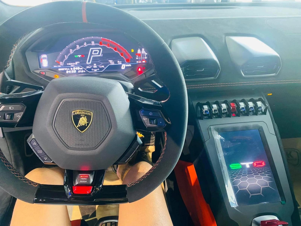 Bên trong khoang lái của một chiếc siêu xe Lamborghini Huracan STO, dòng chữ STO trên bảng điều khiển trung tâm như chào đón người lái, ngoài ra còn có 3 chế độ chạy hoàn toàn mới Bên trong khoang lái của một chiếc siêu xe Lamborghini Huracan STO, dòng chữ STO trên bảng điều khiển trung tâm như chào đón người lái, ngoài ra còn có 3 chế độ chạy hoàn toàn mới