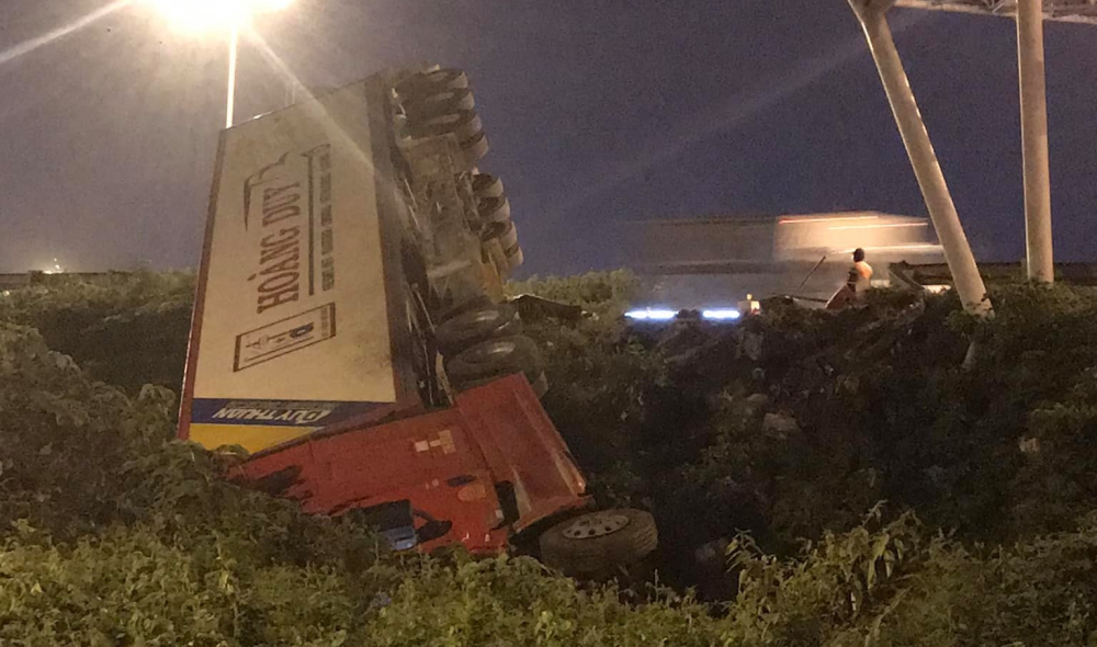 Hiện trường vụ tai nạn xe container trên cầu Thanh Trì
